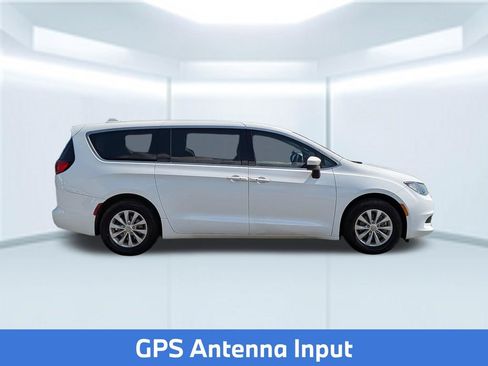 Used 2017 Chrysler Pacifica Touring w/ Tire & Wheel Group FWD image 9