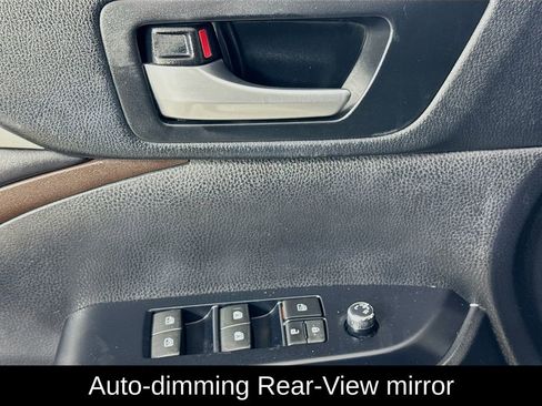 Used 2018 Toyota Highlander XLE AWD/4WD image 22