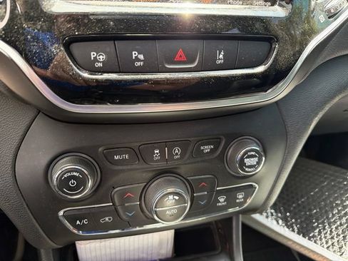 Used 2019 Jeep Cherokee Limited w/ Technology Group AWD/4WD image 17