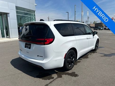 Used 2024 Chrysler Pacifica Premium FWD image 7