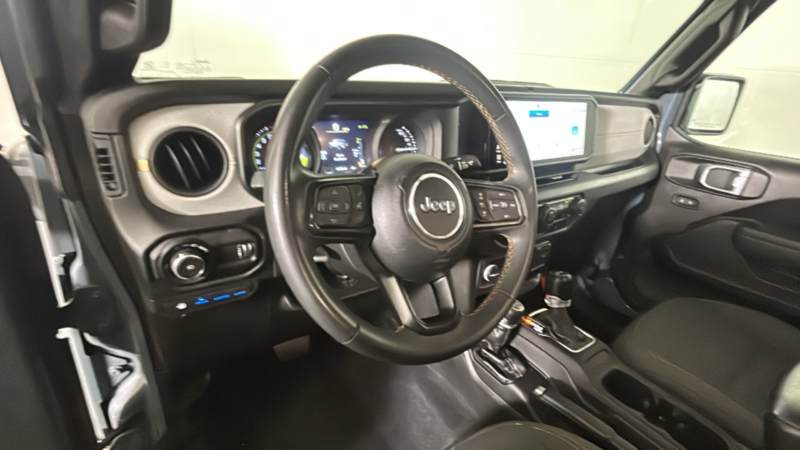 Used 2024 Jeep Wrangler Unlimited AWD/4WD image 14