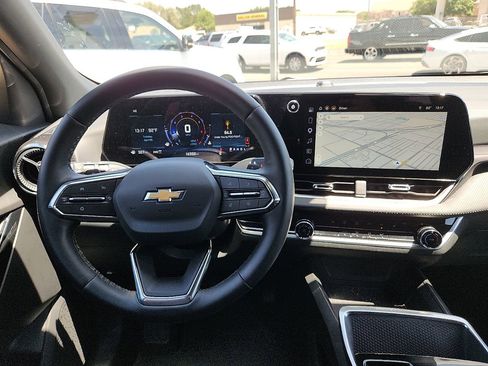 Used 2026 Chevrolet Equinox LT AWD/4WD image 6