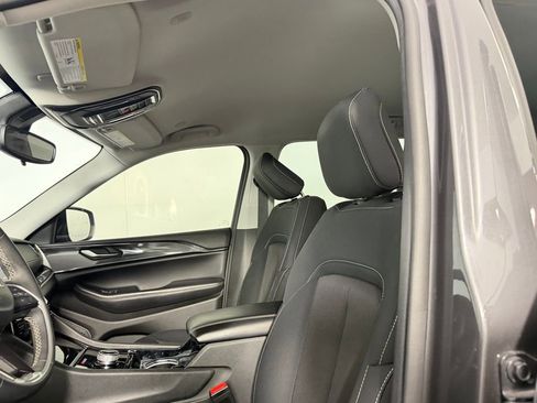 Used 2023 Jeep Grand Cherokee L Laredo RWD image 14