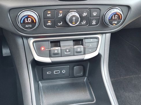 Used 2024 GMC Terrain SLE w/ Driver Convenience Package FWD image 14