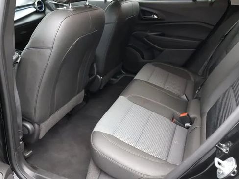 Used 2025 Chevrolet Trax LT FWD image 15