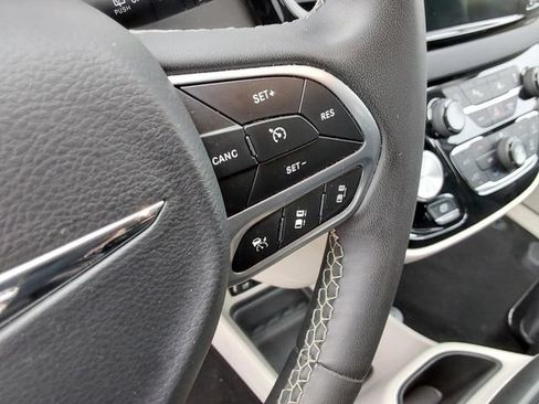 Used 2024 Chrysler Pacifica Touring-L FWD image 27