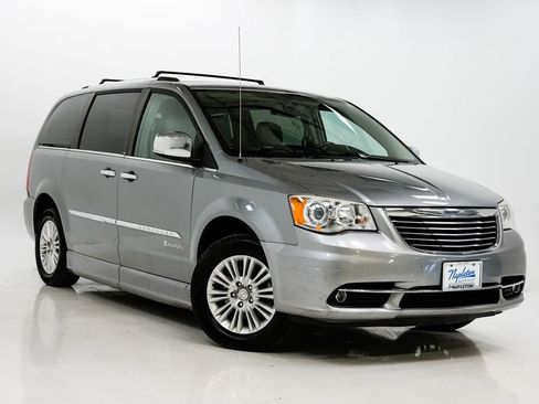 Used 2013 Chrysler Town & Country Limited image 7