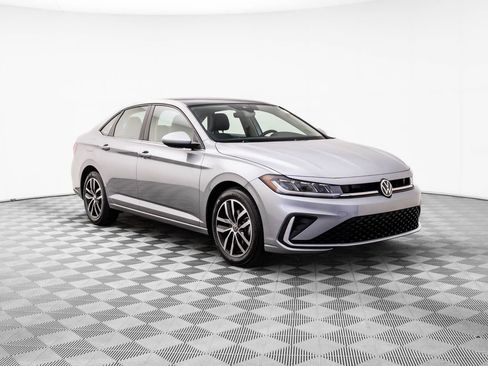 Used 2025 Volkswagen Jetta SE image 7