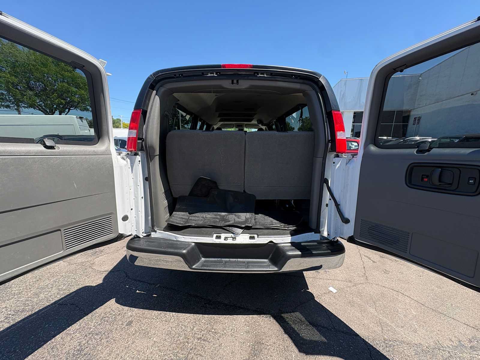 Used 2025 GMC Savana 3500 LT w/ LT Preferred Equipment Group RWD image 23