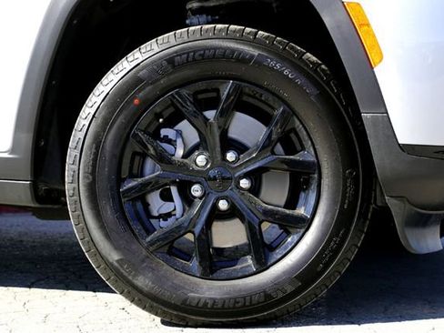 New 2025 Jeep Grand Cherokee L Laredo image 2