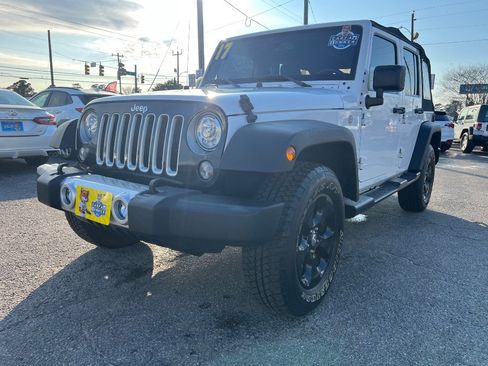 Used 2017 Jeep Wrangler Unlimited Sahara w/ Connectivity Group image 7
