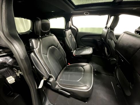 Used 2025 Chrysler Pacifica Limited image 16