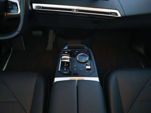 Used 2025 BMW iX xDrive50 AWD/4WD image 31