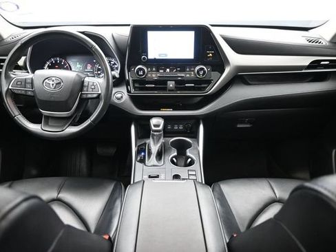 Used 2023 Toyota Highlander XLE FWD image 17