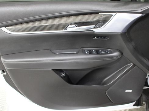 Used 2023 Cadillac XT6 Sport w/ Technology Package image 6