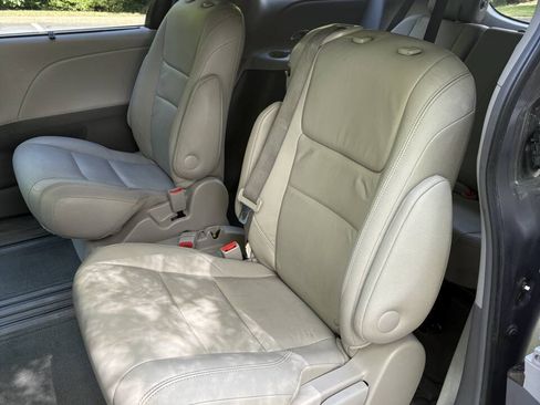Used 2016 Toyota Sienna XLE FWD image 32