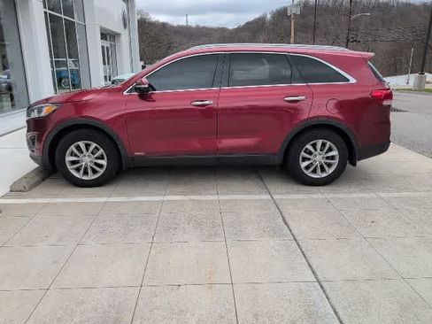Used 2017 Kia Sorento LX image 2
