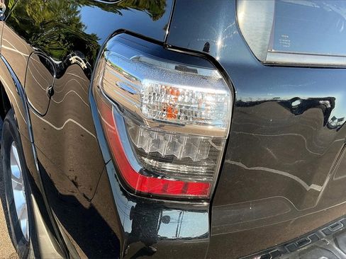 Used 2018 Toyota 4Runner SR5 Premium image 30