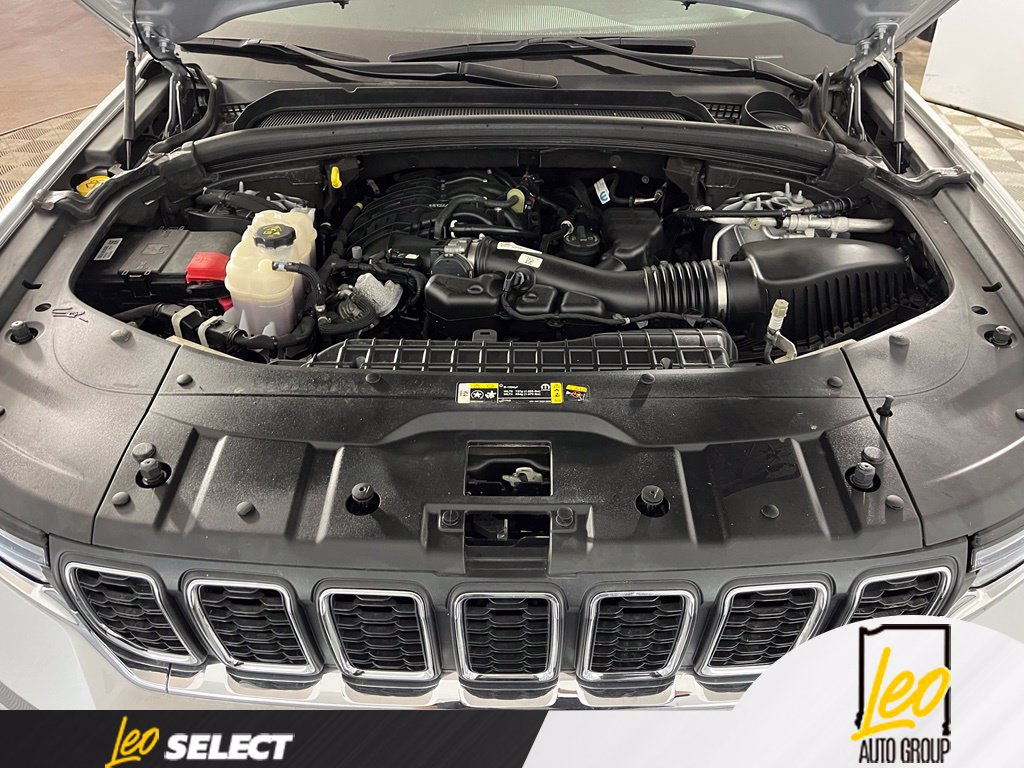 Used 2023 Jeep Grand Cherokee Laredo w/ Luxury Tech Group I RWD image 28