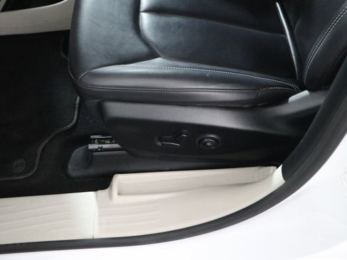 Used 2024 Chrysler Pacifica Touring-L image 22