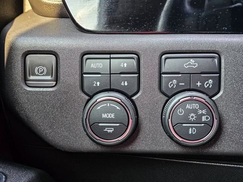 Used 2024 Chevrolet Silverado 1500 LT Trail Boss w/ Convenience Package II AWD/4WD image 31