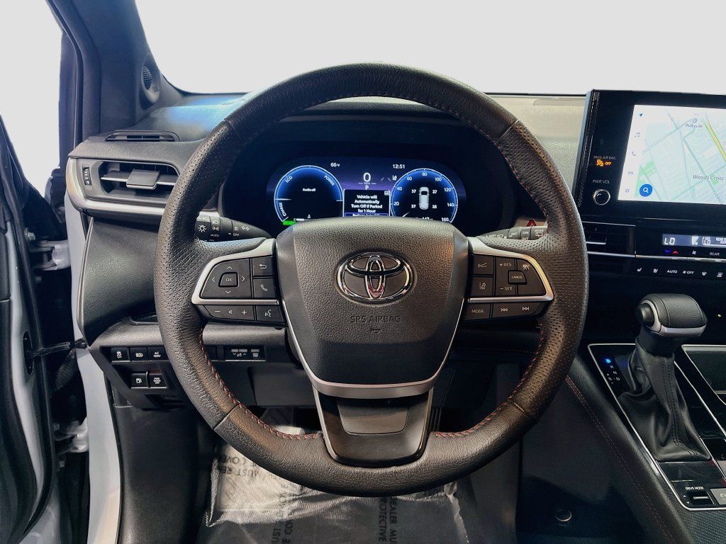 Used 2025 Toyota Sienna XSE w/ XSE Premium Package FWD image 11