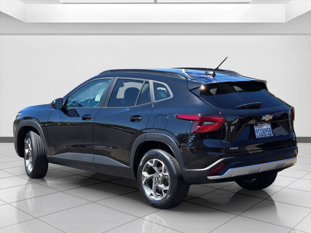 Used 2025 Chevrolet Trax LT FWD image 7