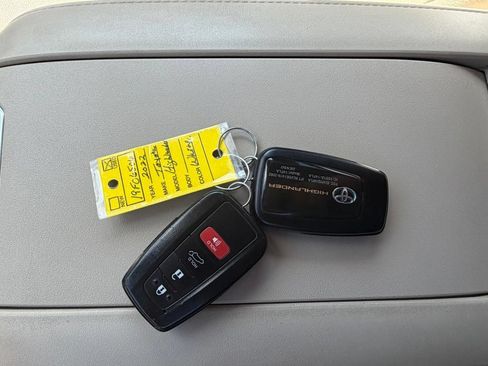 Used 2022 Toyota Highlander XLE AWD/4WD image 30