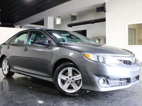 Used 2013 Toyota Camry SE FWD image 1