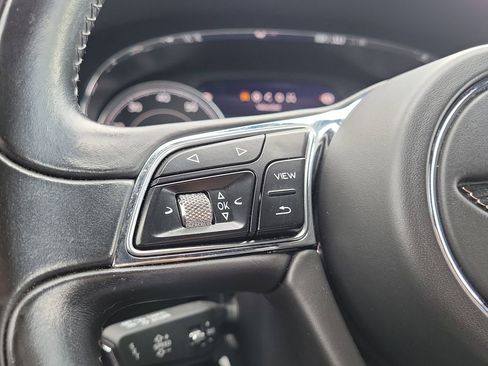 Used 2018 Bentley Bentayga AWD/4WD image 34