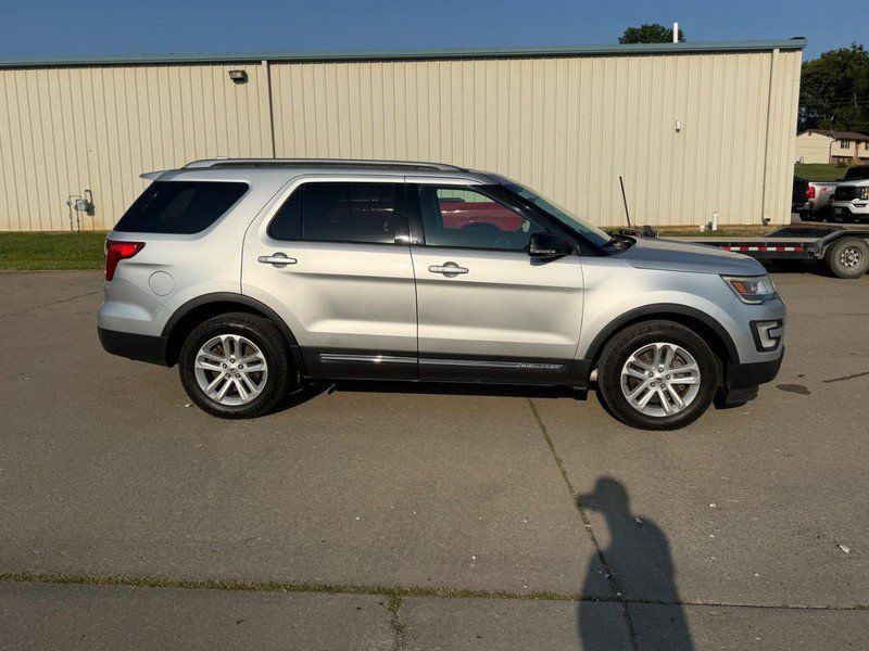 Used 2017 Ford Explorer XLT FWD image 2