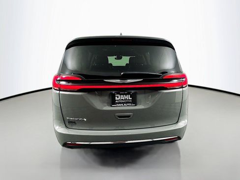 Used 2022 Chrysler Pacifica Touring-L FWD image 6