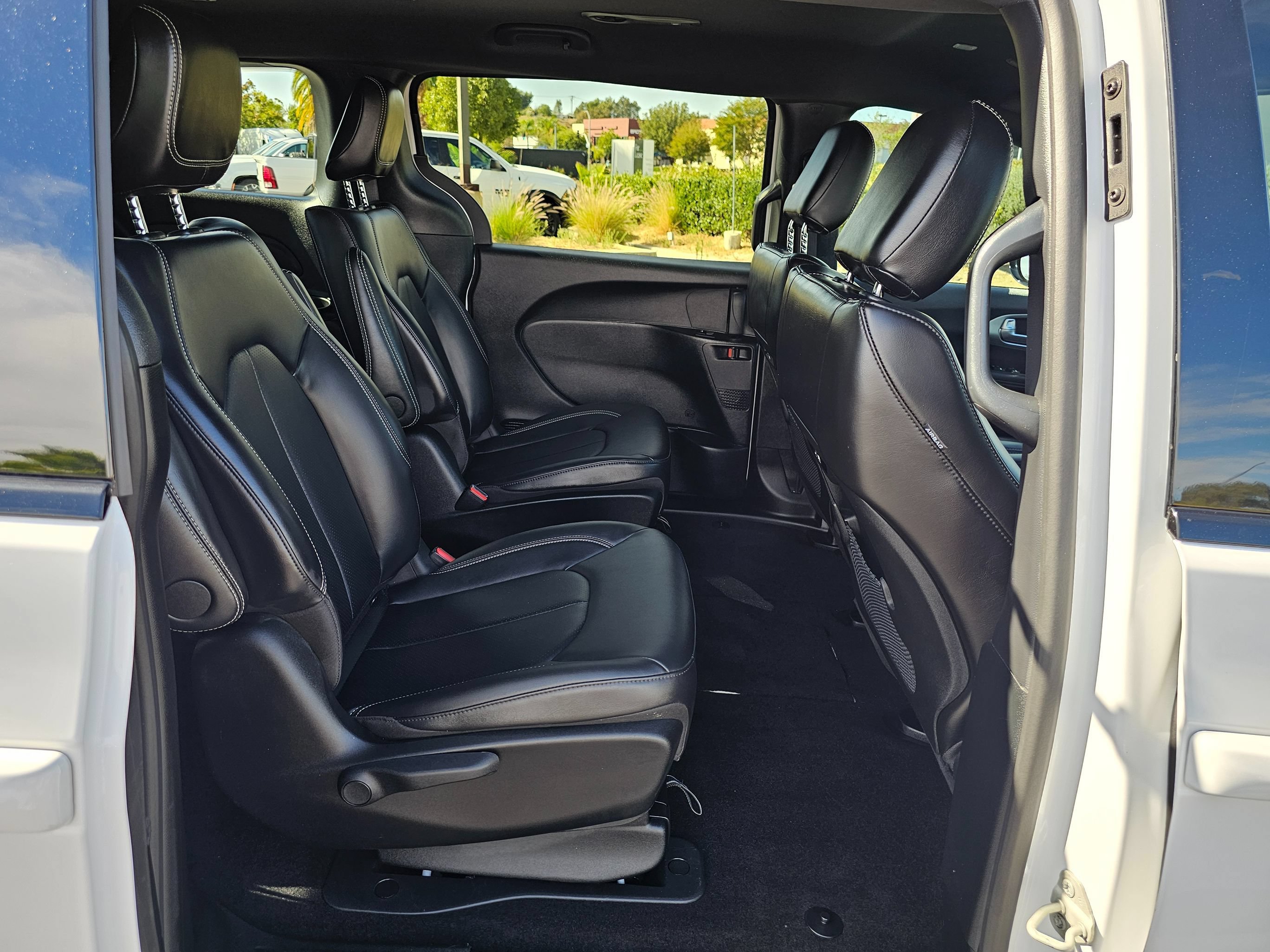 Used 2024 Chrysler Pacifica Limited FWD image 32