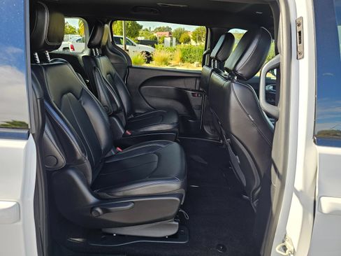 Used 2024 Chrysler Pacifica Limited FWD image 32