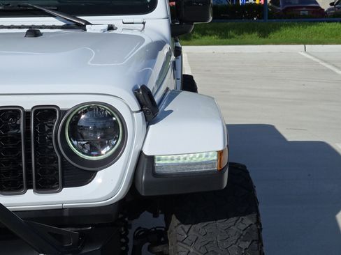 Used 2024 Jeep Gladiator Sport AWD/4WD image 11