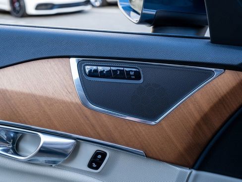 Used 2021 Volvo XC90 T6 Momentum w/ Climate Package image 13