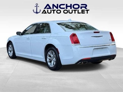 Used 2015 Chrysler 300 Limited RWD image 4