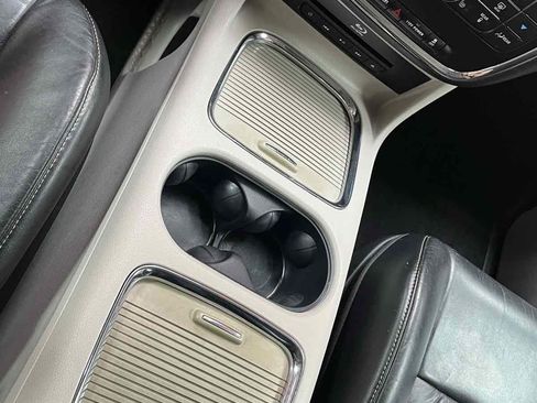 Used 2015 Chrysler Town & Country Limited Platinum FWD image 14