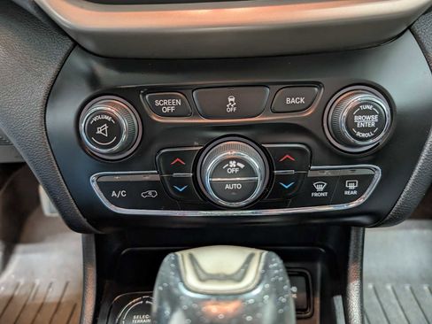 Used 2017 Jeep Cherokee Limited AWD/4WD image 32