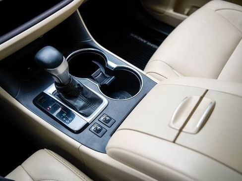 Used 2018 Toyota Highlander XLE image 24