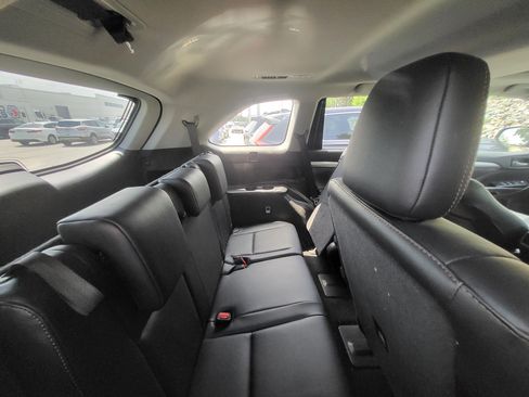 Used 2019 Toyota Highlander XLE FWD image 9