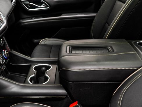 Used 2024 GMC Yukon XL SLT w/ SLT Premium Package image 18