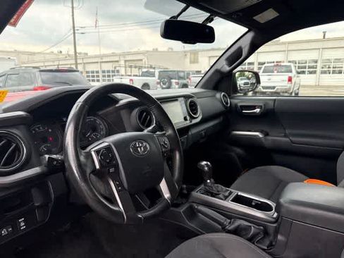 Used 2016 Toyota Tacoma TRD Sport w/ Exterior Package AWD/4WD image 11