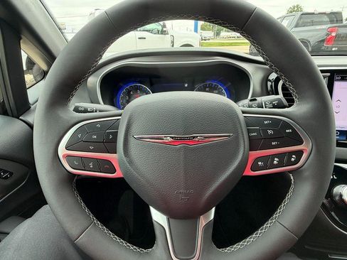 Used 2025 Chrysler Pacifica Select FWD image 27