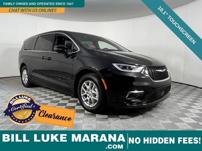 Used 2025 Chrysler Pacifica Select