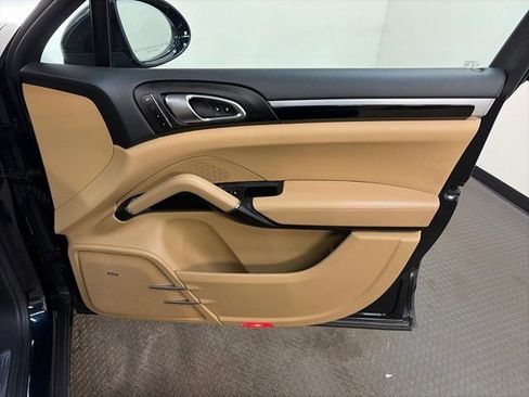 Used 2016 Porsche Cayenne w/ Premium Package AWD/4WD image 21
