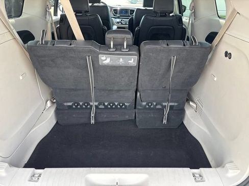 Used 2018 Chrysler Pacifica Touring-L FWD image 30