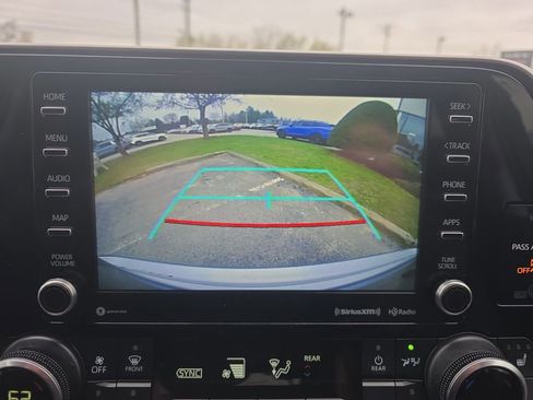 Used 2022 Toyota Highlander XLE AWD/4WD image 19