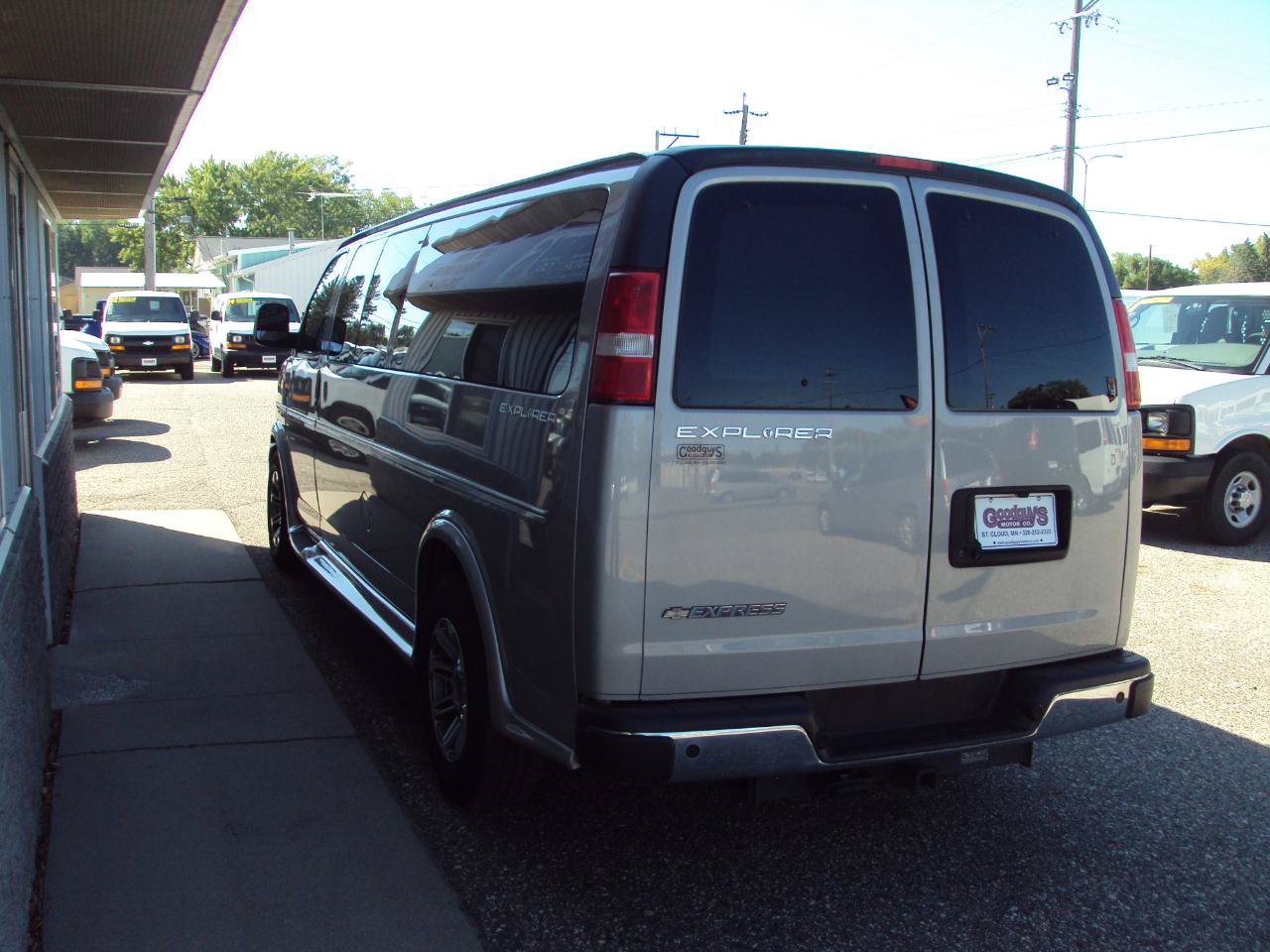 Used 2023 Chevrolet Express 2500 Extended RWD image 5