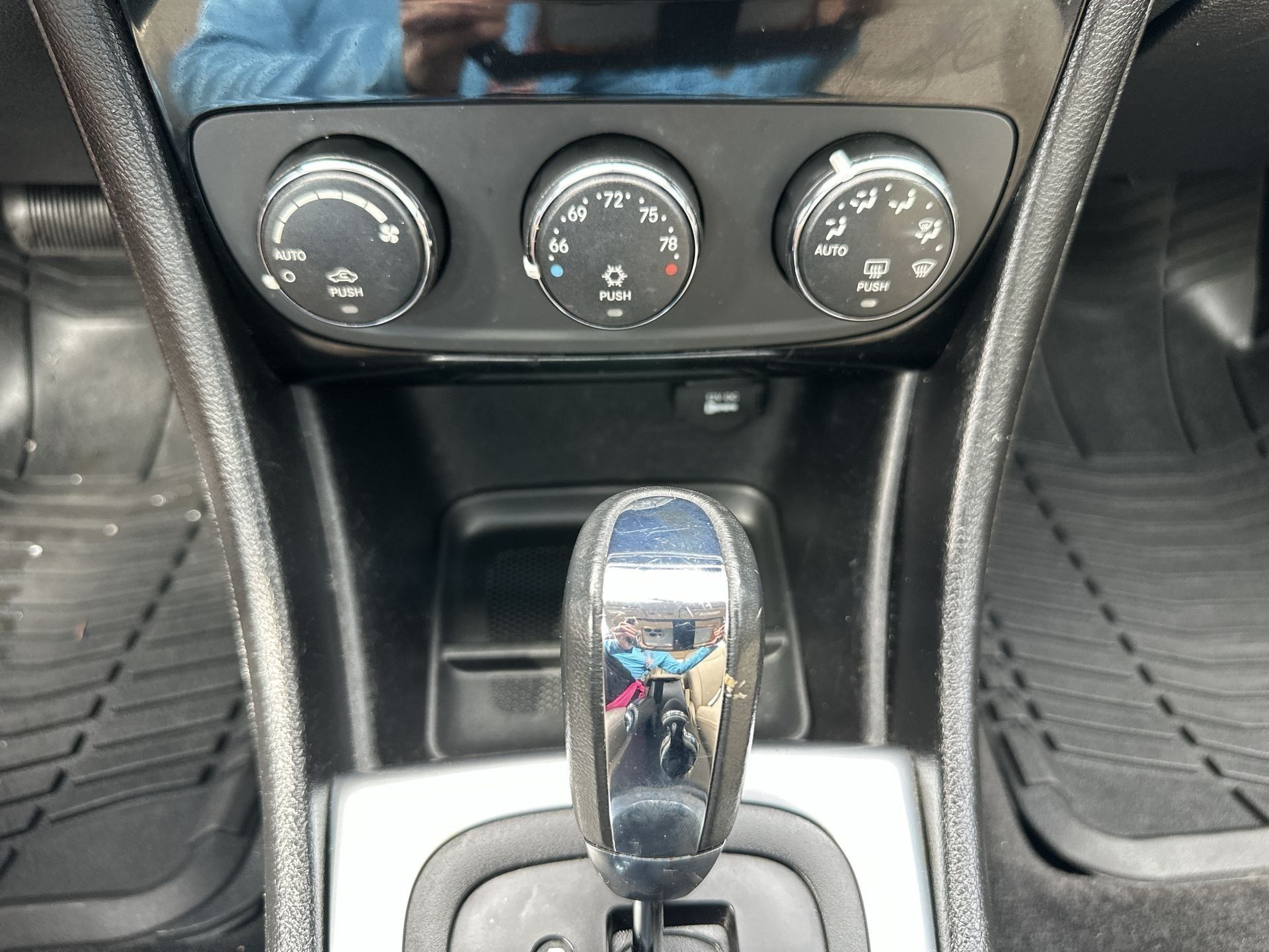 Used 2013 Chrysler 200 Touring FWD image 32